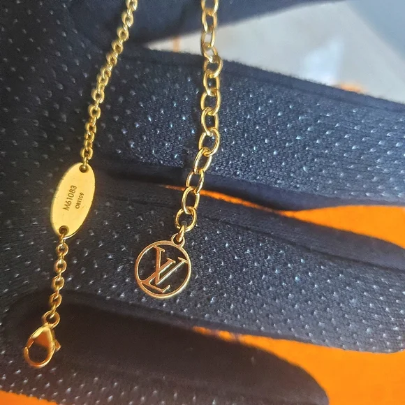 LV Essential V Necklace - Picture 9 of 12